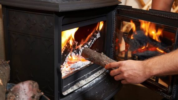 چیدن اصولی چوب در روشن کردن بخاری زغالی