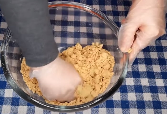 روش ورز دادن خمیر شیرینی نخودچی